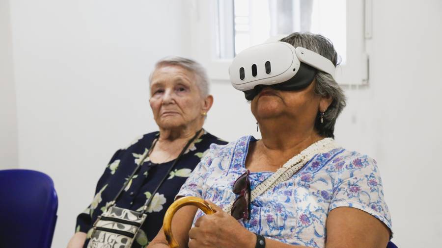 Dos señoras mayores realizan una actividad con gafas de realidad virtual