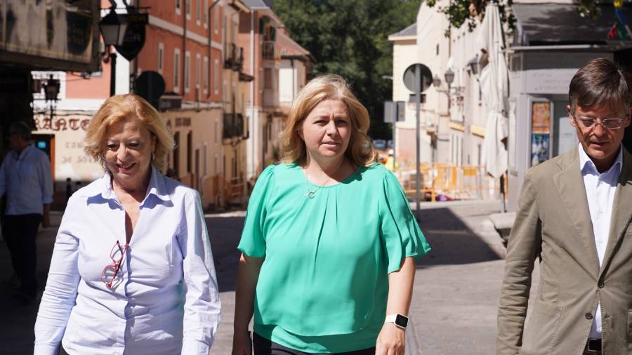 La vicealcaldesa de Madrid y alcaldesa en funciones, Inma Sanz, acompañada de la delegada de Obras y Equipamientos, Paloma García Romero, y del concejal de Fuencarral-El Pardo, José Antonio Martínez Páramo, durante su visita