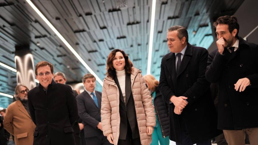 La presidenta de la Comunidad, Isabel Díaz Ayuso, el alcalde de la capital, José Luis Martínez-Almeida, y el consejero de Transportes, Jorge Rodrigo, inauguran el intercambiador de Valdebebas