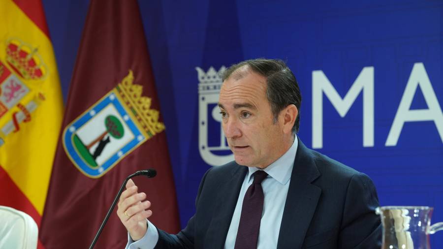 El delegado de Urbanismo, Medio Ambiente y Movilidad, Borja Carabante, explica la Ordenanza de Movilidad Sostenible en una rueda de prensa