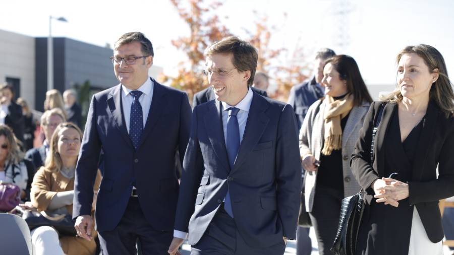 El alcalde de Madrid, José Luis Martínez-Almeida, y el concejal delegado de Vivienda, Álvaro González, durante la presentación de la segunda fase del Plan Suma Vivienda