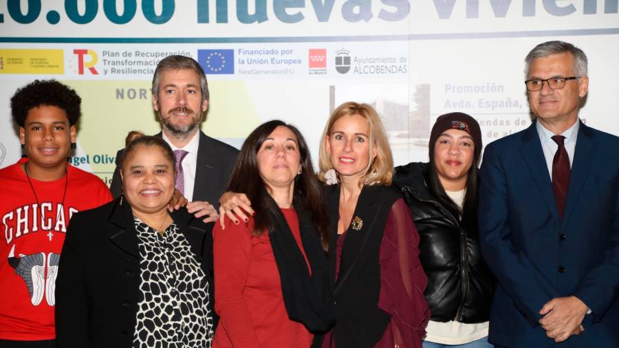 Algunos de los adjudicatarios posan con las autoridades