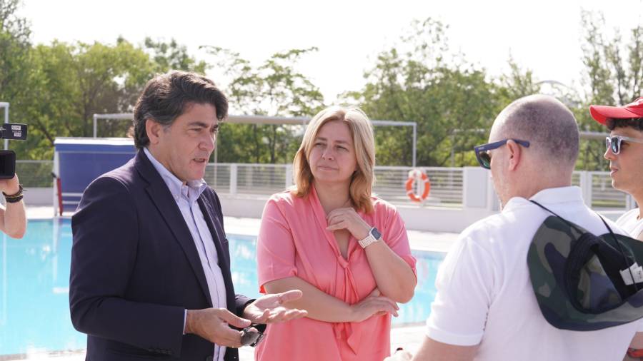 La vicealcaldesa Inma Sanz, y el concejal de Hortaleza, David Pérez, en la reapertura de la piscina de la verano del Centro Deportivo Municipal Luis Aragonés de Hortaleza
