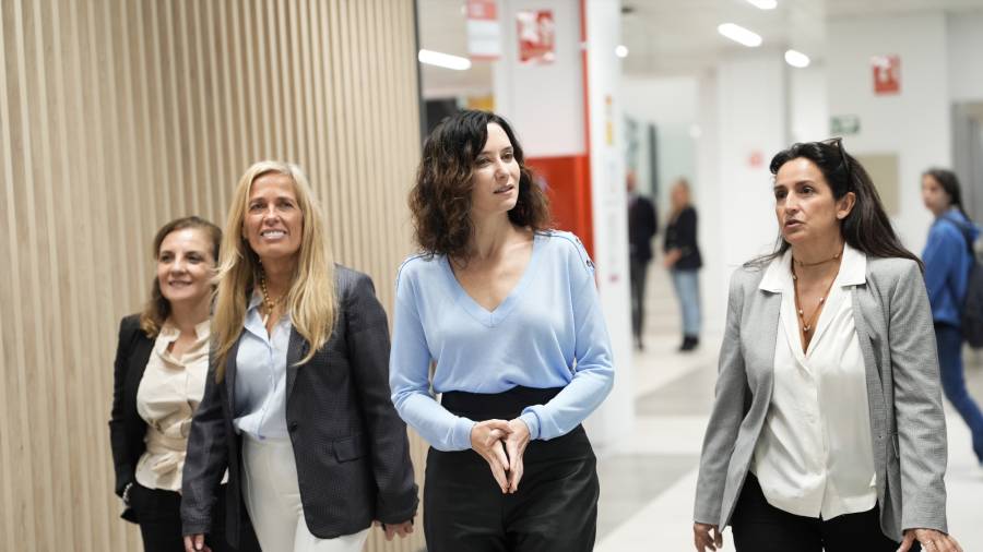 La presidenta de la Comunidad de Madrid, Isabel Díaz Ayuso, en la nueva Oficina de Empleo en el Barrio de la Concepción