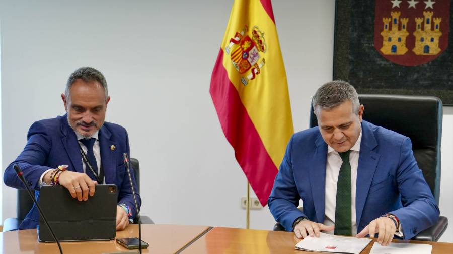 El alcalde, Manuel Bautista, y el consejero de Vivienda, Transportes e Infraestructuras de la Comunidad de Madrid, Jorge Rodrigo, se reúnen para abordar diversos proyectos en el municipio