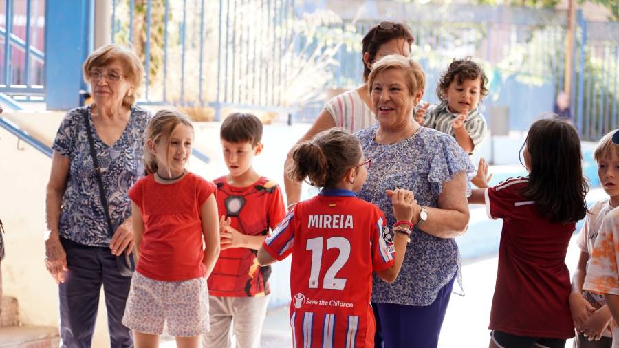 Encuentro intergeneracional en el CEIP Real Armada con motivo del Día de los Abuelos
