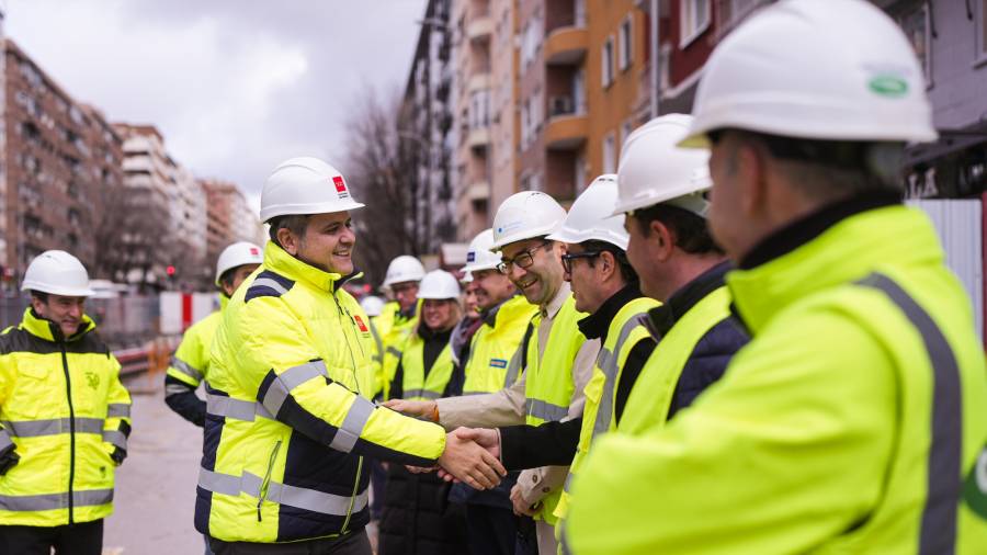 El consejero de Vivienda, Transportes e Infraestructuras, Jorge Rodrigo, visita las obras de construcción del intercambiador de transportes de Conde de Casal
