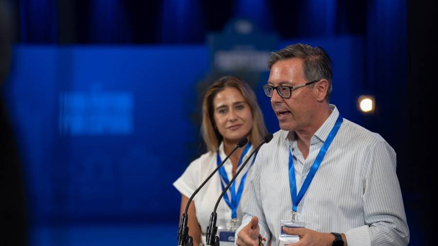 El secretario general del PP de Madrid, Alfonso Serrano, ofrece declaraciones a los medios durante el 21 Congreso Nacional del PP
