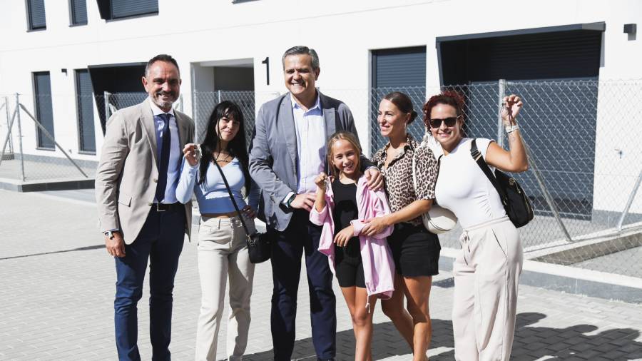 El alcalde, Manuel Bautista, junto al consejero de Vivienda, Transportes e Infraestructuras de la Comunidad de Madrid, Jorge Rodrigo, entrega las llaves de las primeras 130 viviendas de alquiler asequible del Plan Vive en el municipio