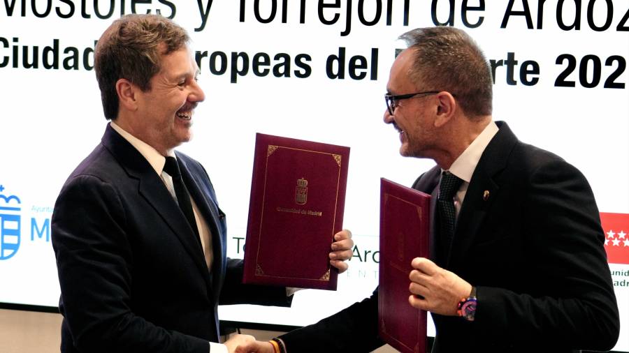 El consejero de Cultura, Turismo y Deporte, Mariano de Paco, y el alcalde de Móstoles, Manuel Bautista, firman un protocolo general de colaboración entre la Comunidad de Madrid y el Consistorio