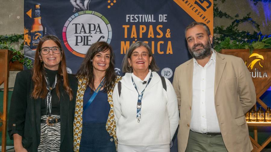 El concejal de Centro, Carlos Segura, acompañado por la presidenta de la Asociación de Amigos de la Memoria y la Cultura en la Villa de Madrid y Entorno Distrito 12, Carmen Gordo, y otros organizadores en la inauguración de Tapapiés