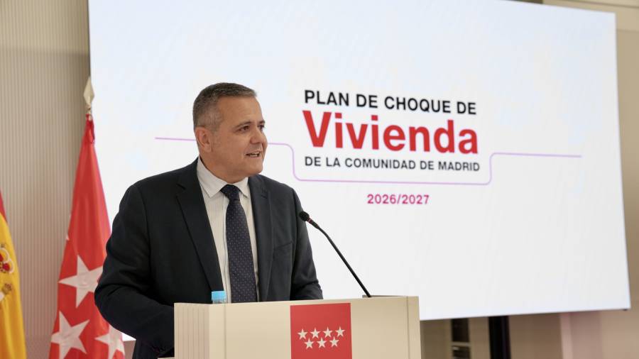 El consejero de Vivienda, Transportes e Infraestucuras, Jorge Rodrigo, firma la adjudicación para la construcción de 3.352 nuevas viviendas en ocho municipios de la región del Plan Vive Solución Joven