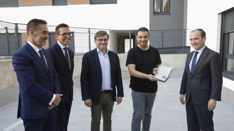 El delegado de Urbanismo, Medio Ambiente y Movilidad, Borja Carabante, acompañado del delegado de Políticas de Vivienda, Álvaro González, y del concejal del distrito, Orlando Chacón, entrega las llaves al primer inquilino del ámbito del Parque Central de Ingenieros de Villaverde, una de las 25 parcelas cedidas por el Consistorio