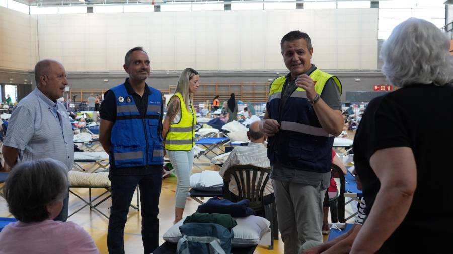 El alcalde, Manuel Bautista, y el consejero de Vivienda, Transportes e Infraestructuras de la Comunidad de Madrid, Jorge Rodrigo Domínguez, en el pabellón municipal Paco Sedano