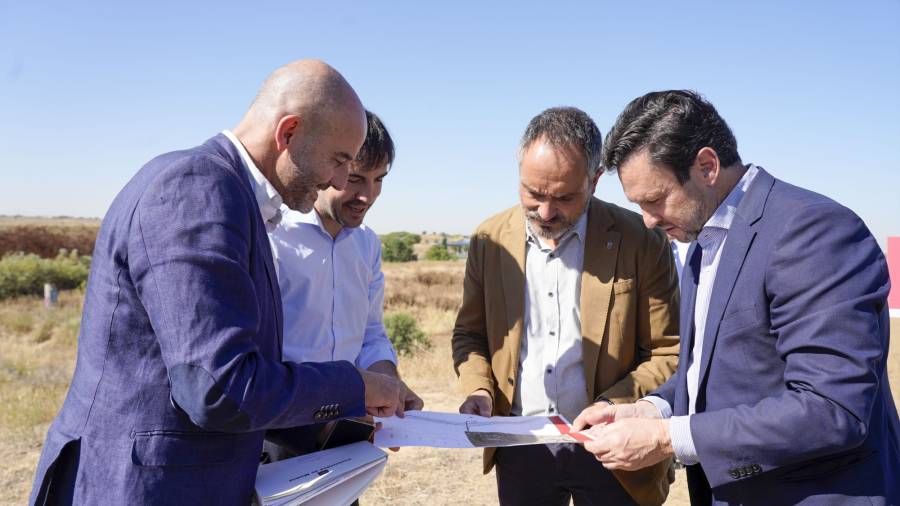 El Alcalde de Móstoles, Manuel Bautista, y el Viceconsejero de Medio Ambiente, Agricultura y Ordenación del Territorio, Rafael García, han presentado el trazado que conectará el barrio del PAU-4 con la autopista R5