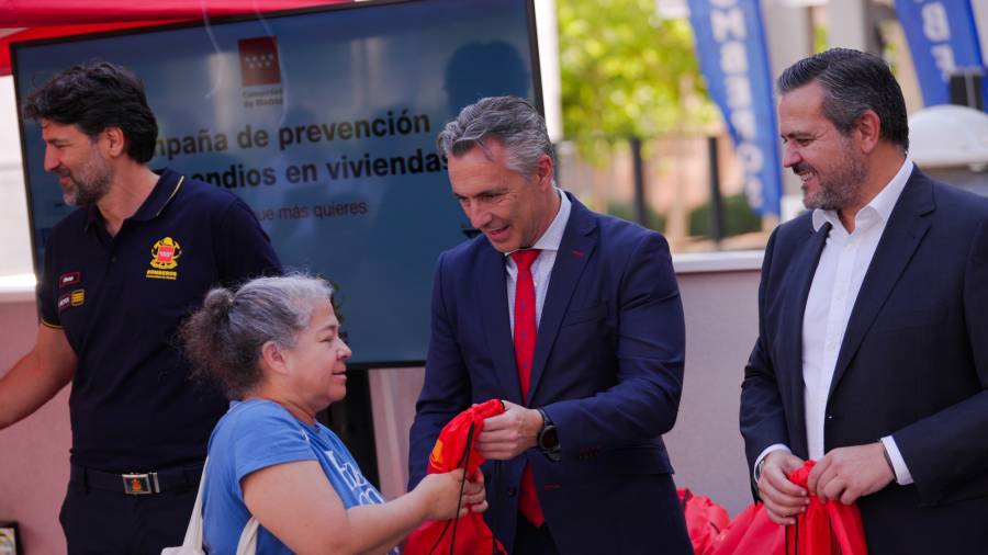El consejero de Vivienda, Transportes e Infraestructuras, Jorge Rodrigo, y el de Medio Ambiente, Agricultura e Interior, Carlos Novillo, presentan la campaña de instalación de detectores de humo en los pisos de la AVS