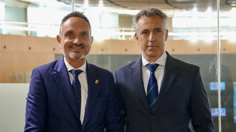 El alcalde, Manuel Bautista, y el consejero de Medio Ambiente, Agricultura e Interior de la Comunidad de Madrid, Carlos Novillo, se reunen en las instalaciones de la Agencia de Seguridad y Emergencias Madrid 112