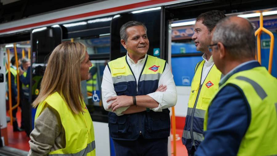 El consejero de Vivienda, Transportes e Infraestructuras, Jorge Rodrigo, recorre las estaciones de Oporto y Plaza Elíptica para ver el estado de las obras en el arco oeste