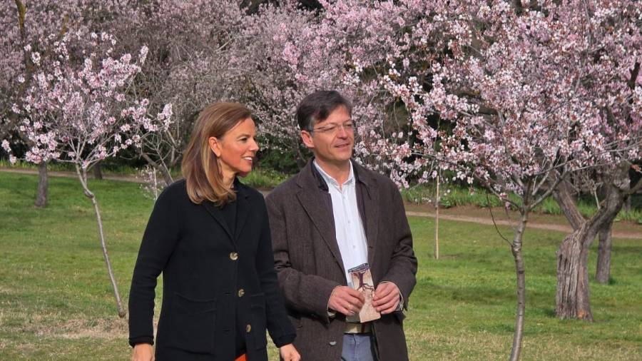 Almudena Maíllo y Martínez Páramo paseando por el parque de la Quinta de los Molinos antes de la presentación de la programación de las jornadas ‘La Quinta esencia: la floración del almendro’