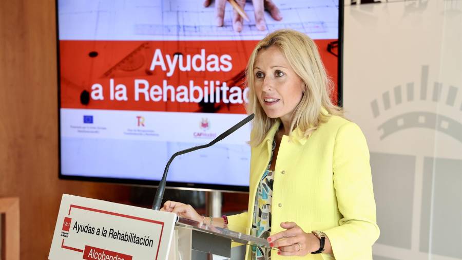 La alcaldesa de Alcobendas, Rocío García, presentando las ayudas municipales a la rehabilitación de edificios