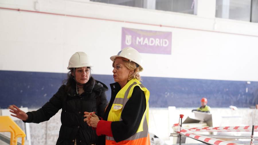 La delegada de Obras, Paloma García Romero, recorrió los diferentes espacios del polideportivo
