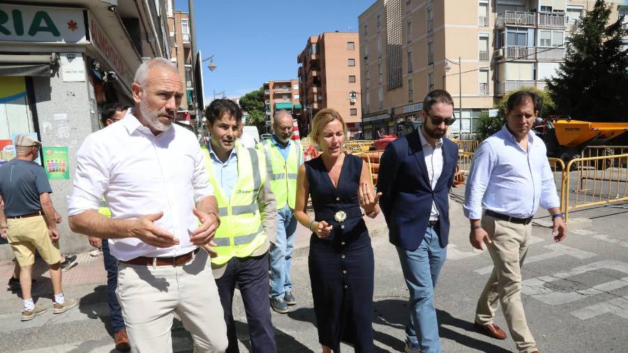 La alcaldesa, Rocío García Alcántara, junto a los concejales de Obras y del Distrito Centro, Jesús Montero y Félix Casanova, respectivamente, visitan la primera fase de las obras de la calle Constitución del municipio