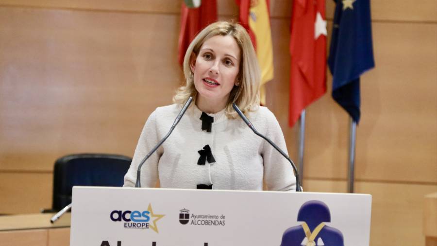 La alcaldesa de Alcobendas, Rocío García Alcántara, durante la entrega de las primeras becas que concede el Ayuntamiento para reconocer la excelencia de deportistas del municipio