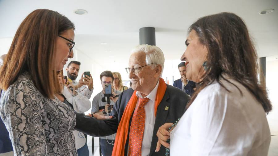 La alcaldesa en funciones, Marta Martín, el Padre Ángel, de Mensajeros de la Paz, y la concejal de Bienestar Social, Concepción Villalón