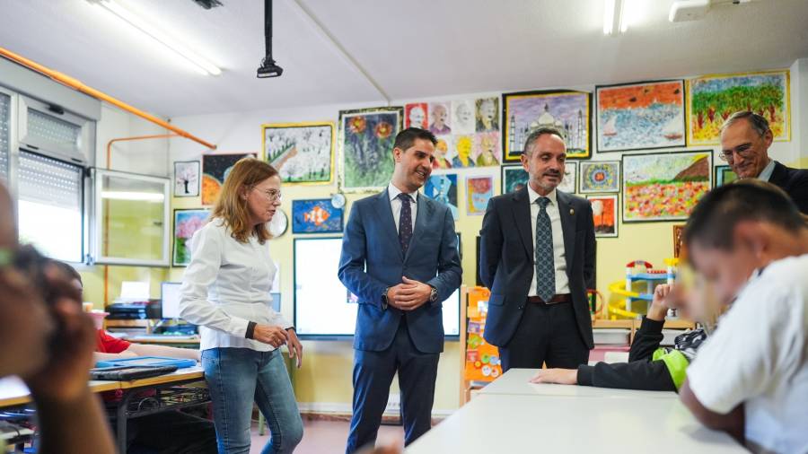 El consejero de Educación, Ciencia y Universidades, Emilio Viciana, acompañado del alcalde de Móstoles, Manuel Bautista, visita el CPEE Miguel de Unamuno