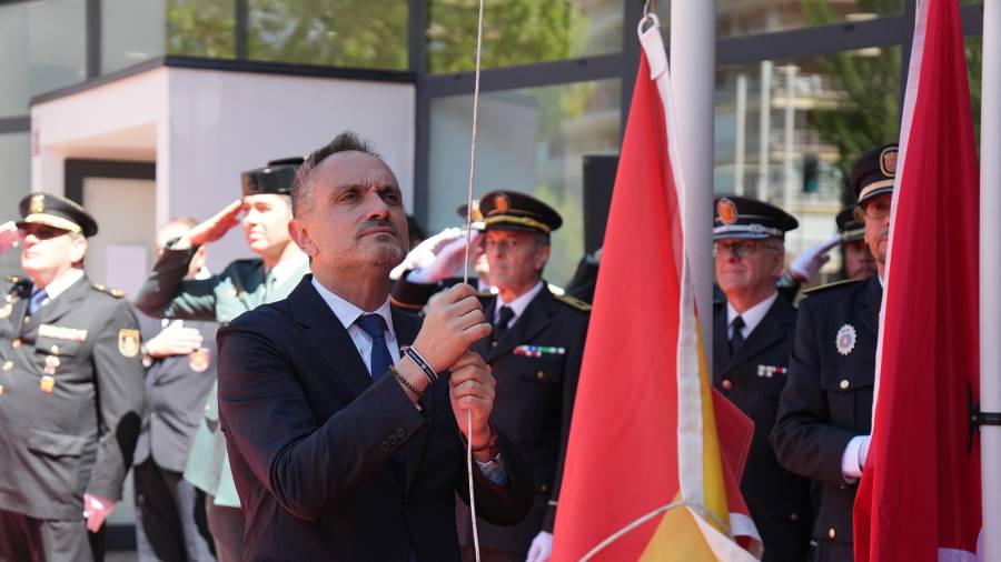 El Alcalde, Manuel Bautista, iza la bandera de España en el acto de conmemoración del 33 aniversario de la Agrupación de Voluntarios de Protección Civil