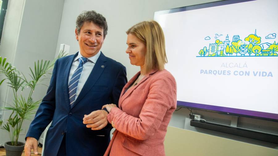 La alcaldesa, Judith Piquet, y el concejal de Medio Ambiente, Vicente Pérez, en la presentación del proyecto ‘Parques con Vida’