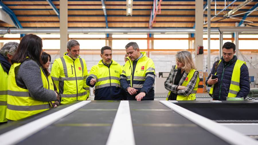 El consejero de Vivienda, Transportes e Infraestructuras, Jorge Rodrigo, visita en Cuenca la sede de la empresa Lignum Tech