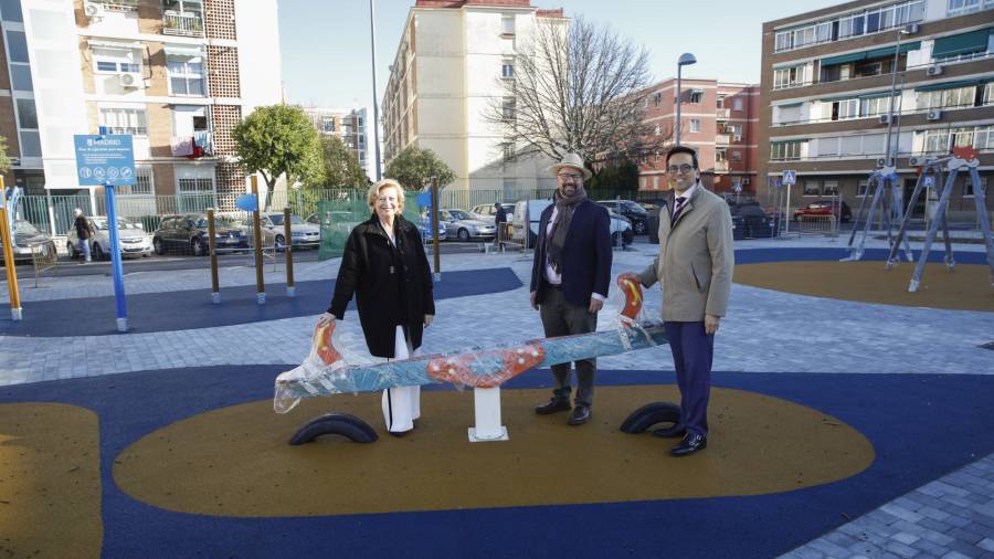 La delegada de Obras y Equipamientos, Paloma García Romero, ha visitado la zona junto al concejal del distrito, Orlando Chacón