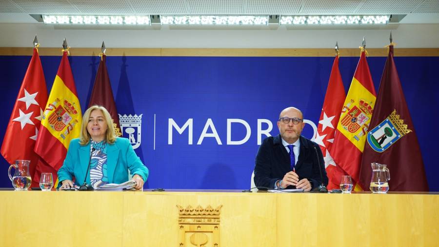 La vicealcaldesa y portavoz municipal, Inma Sanz, y el delegado de Políticas Sociales, Familia e Igualdad, José Fernández, durante la rueda de prensa posterior a la Junta de Gobierno