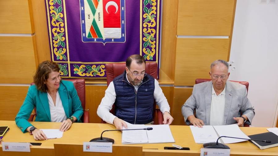 El alcalde de Colmenar Viejo, Carlos Blázquez, junto a la concejala de Desarrollo Empresarial, Susana Jiménez Aibar, y al presidente de ASEYACOVI, en la renovación del convenio de dinamización comercial