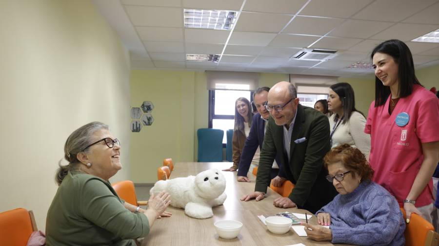 El delegado de Políticas Sociales, Familia e Igualdad, José Fernández, acompañado por el concejal de Chamberí, Jaime González Taboada, visita el Centro de Día Municipal María Teresa León que ha incorporado el robot terapéutico Nuka