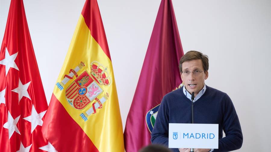 El alcalde de Madrid, José Luis Martínez-Almeida, atiende a los medios durante la inauguración de Los Cantiles, en el Parque Tecnológico de Valdemingómez