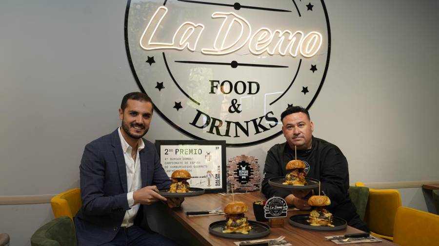 El alcalde, Alejandro Navarro Prieto con la hamburguesa “La Atrevida” y su creador, Ángel Solsona