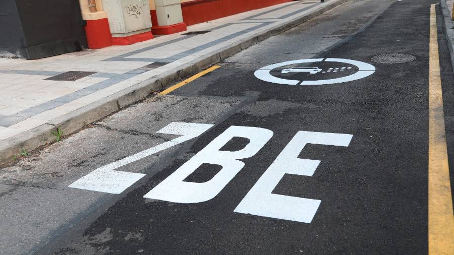 Imagen de señalización de la Zona de Bajas Emisiones en el entorno urbano