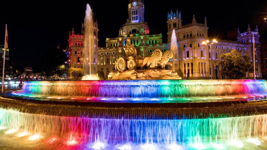 La Fuente y el Palacio de Cibeles iluminados con los colores de la bandera LGTBIQ+, a 28 de junio de 2023, en Madrid