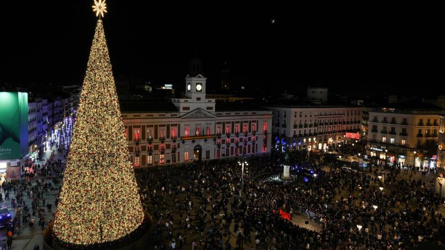 La Real Casa de Correos ilumina su fachada para celebrar la Navidad