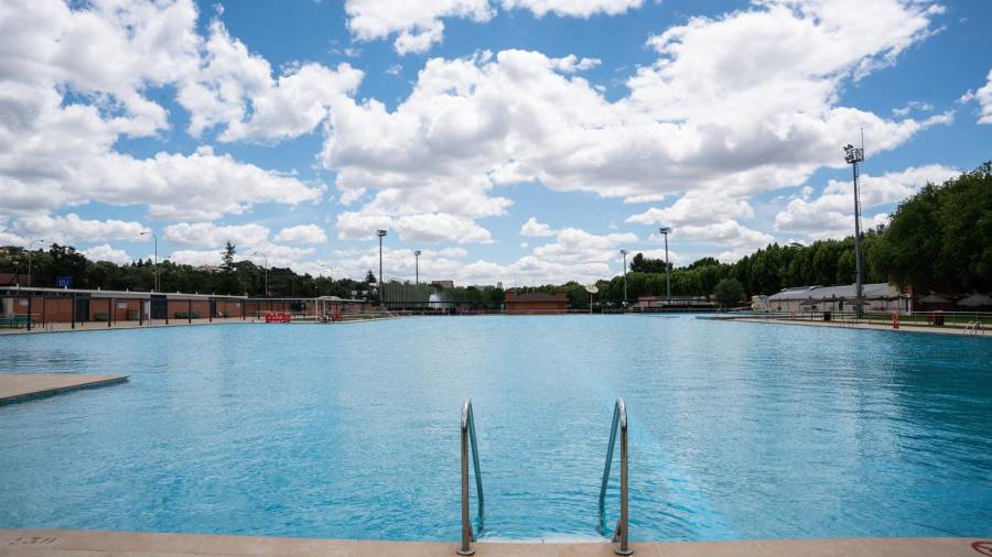 Piscina vacía en el primer día de apertura para el público debido a la bajada de temperaturas, en la piscina municipal de Puerta de Hierro, a 13 de mayo de 2023