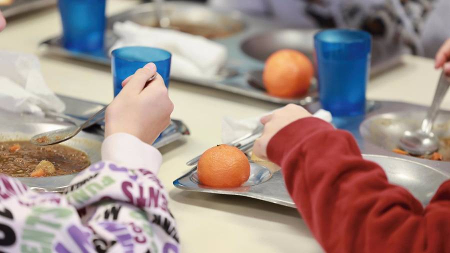 Los niños almuerzan lentejas en el comedor de colegio