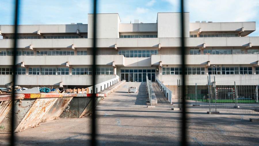 Fachada del centro habilitado para la acogida de menores extranjeros no acompañado