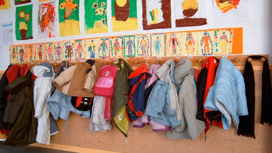 Menores participando en dinámicas de grupo durante actividades educativas