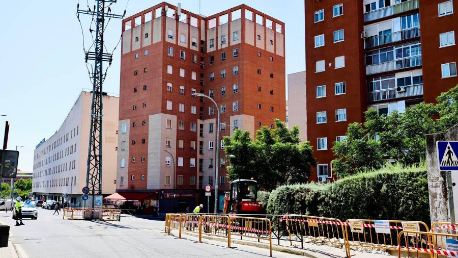 Obras para soterrar la torre de media tensión de la avenida Olímpica