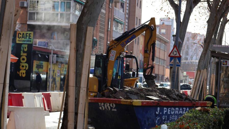 Obras de mejora del acerado en la calle Caballería Española