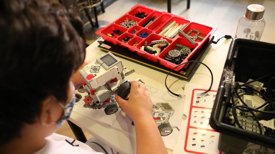 Un niño juega en un taller organizado por el Campamento tecnológico