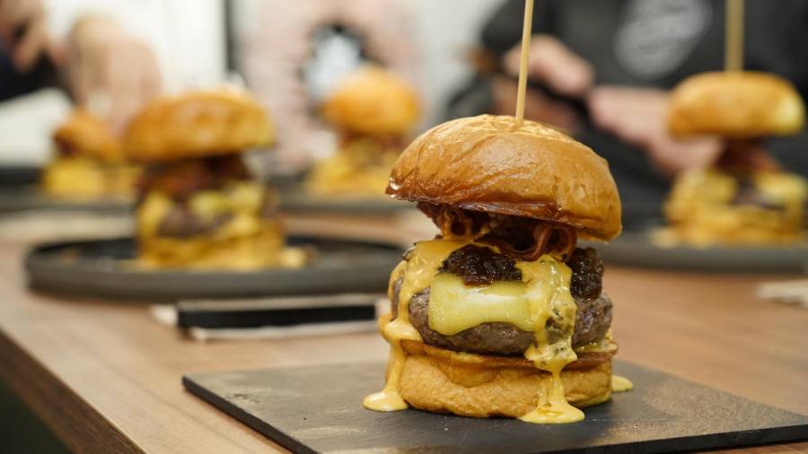 “La Atrevida”, la segunda mejor hamburguesa de España del concurso “Burger Combat”