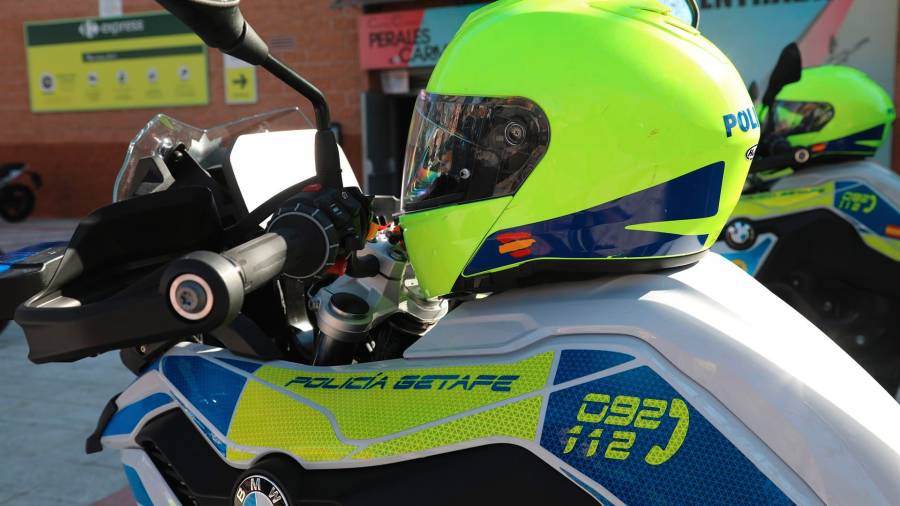 Foto detalle de una moto y casco de la Policía de Getafe